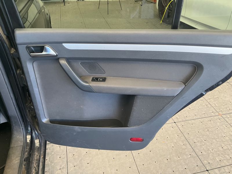 Volkswagen Touran 2.0 TDI Life BlueMotion Tech 2014 – снимка 38