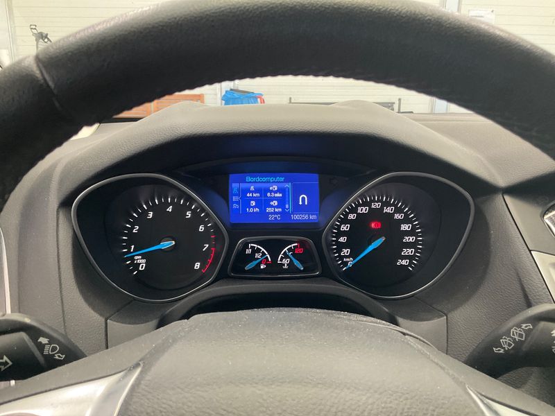Ford Focus 1.0 EcoBoost Champions Edition 2013 – снимка 4