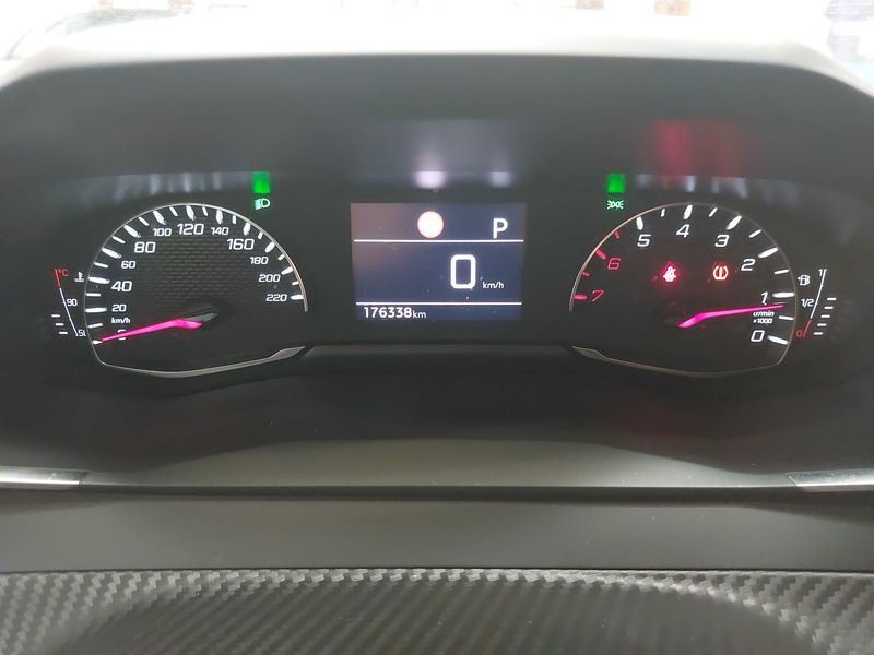Peugeot 2008 1.5 Blue-HDi Allure 2023 – снимка 12