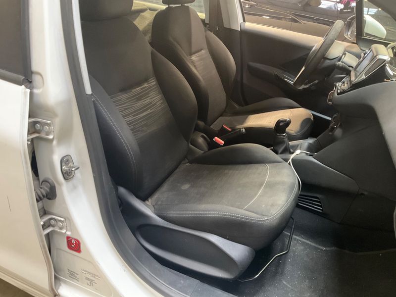 Peugeot 208 1.6 Blue-HDi Affaire Pack Clim NAV 2015 – снимка 3