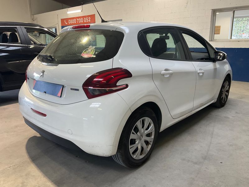 Peugeot 208 1.6 Blue-HDi Affaire Pack Clim NAV 2015 – снимка 2