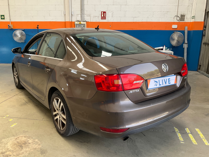 Volkswagen Jetta 1.6 TDI Sport 2010 – снимка на щета
