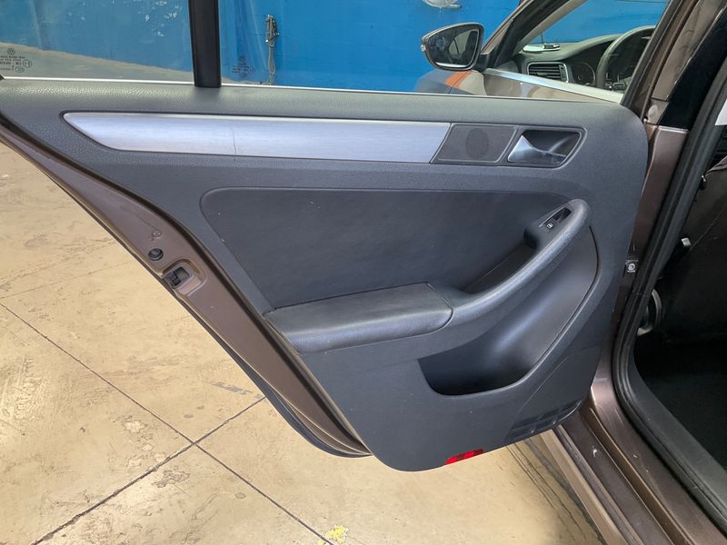 Volkswagen Jetta 1.6 TDI Sport 2010 – снимка на щета
