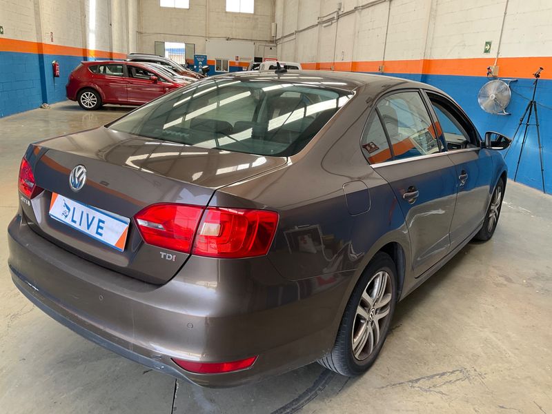 Volkswagen Jetta 1.6 TDI Sport 2010 – снимка 2