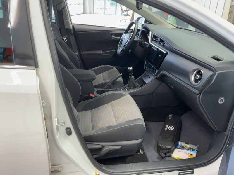 Toyota Auris Touring Sports 1.2 Turbo Team D 2018 – снимка 17