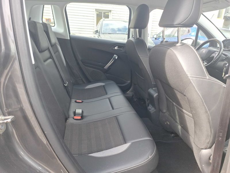 Peugeot 2008 1.2 PureTech Allure 2018 – снимка 14