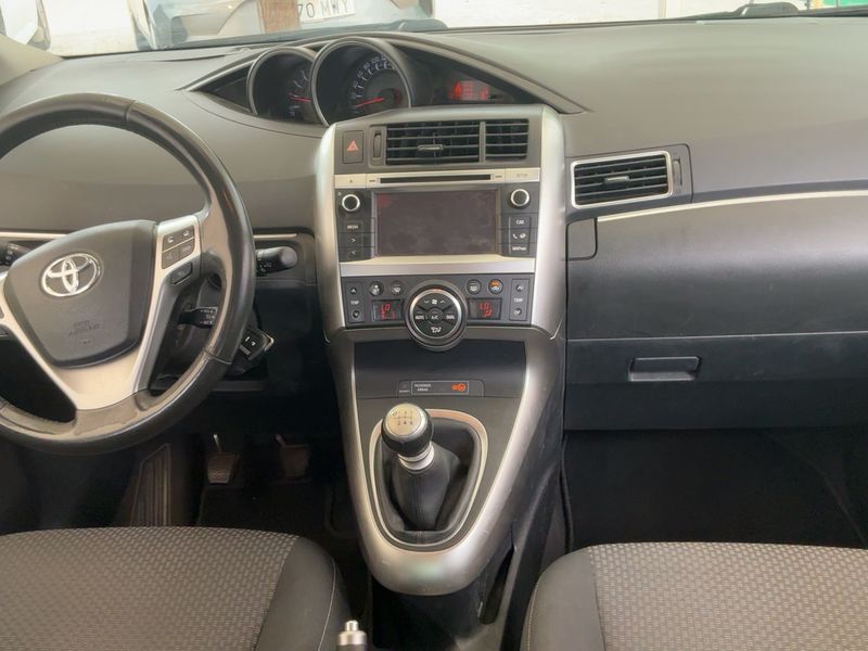 Toyota Verso 2.0 D-4D Basis 2013 – снимка 17