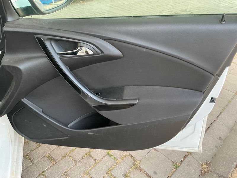 Opel Astra 1.6 CDTI DPF Selective 2014 – снимка 23