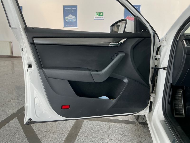 Skoda Octavia 1.6 TDI Soleil 2019 – снимка 25