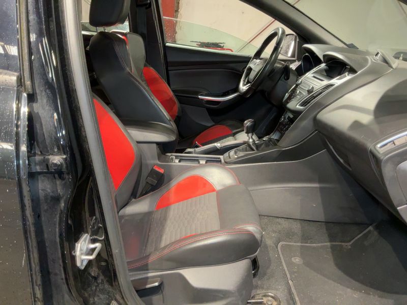 Ford Focus 2.0 EcoBoost ST 2015 – снимка 17