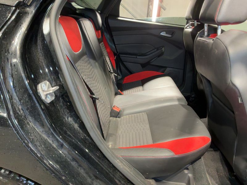 Ford Focus 2.0 EcoBoost ST 2015 – снимка 20