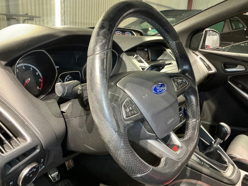 Ford Focus 2.0 EcoBoost ST 2015 – снимка 31
