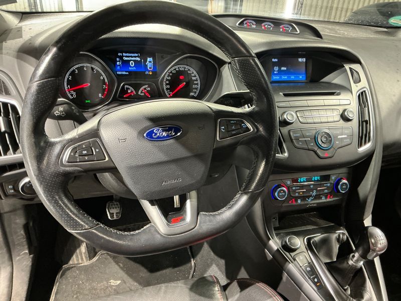 Ford Focus 2.0 EcoBoost ST 2015 – снимка 18