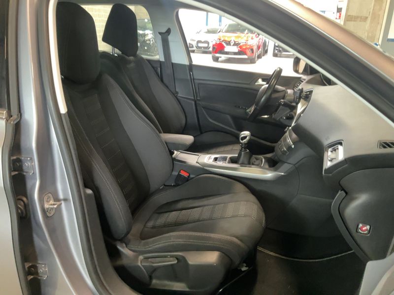 Peugeot 308 1.2 e-THP Allure 2015 – снимка 16