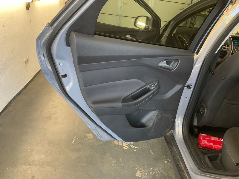 Ford Focus 1.6 Ti-VCT SYNC Edition 2014 – снимка 36