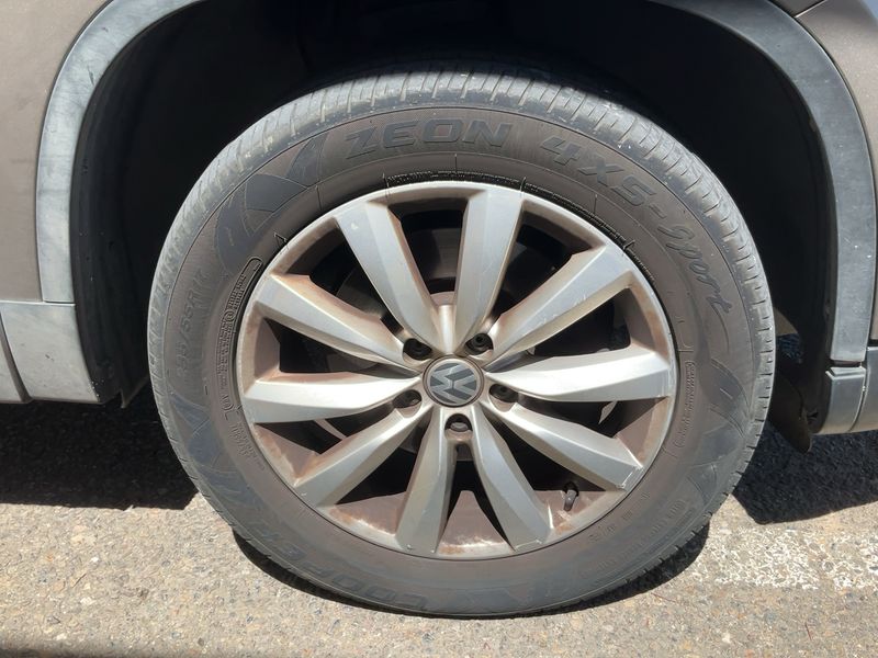 Volkswagen Tiguan 2.0 TDI T1 BlueMotion Tech 2012 – снимка 11