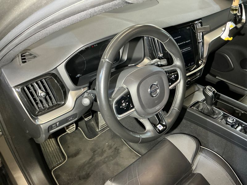 Volvo V60 2.0 D4 R-Design 2019 – снимка 22