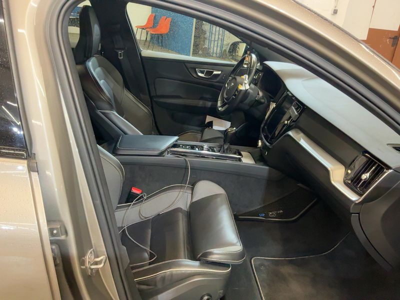 Volvo V60 2.0 D4 R-Design 2019 – снимка 17