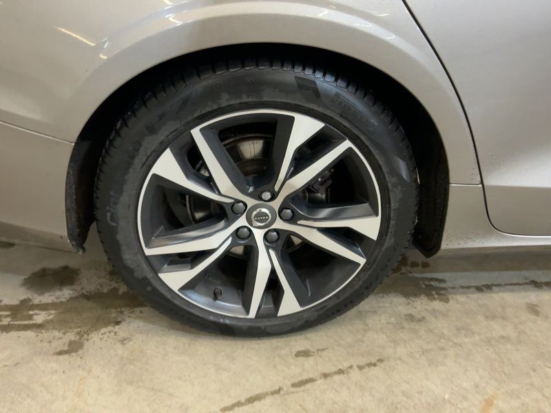 Volvo V60 2.0 D4 R-Design 2019 – снимка 9