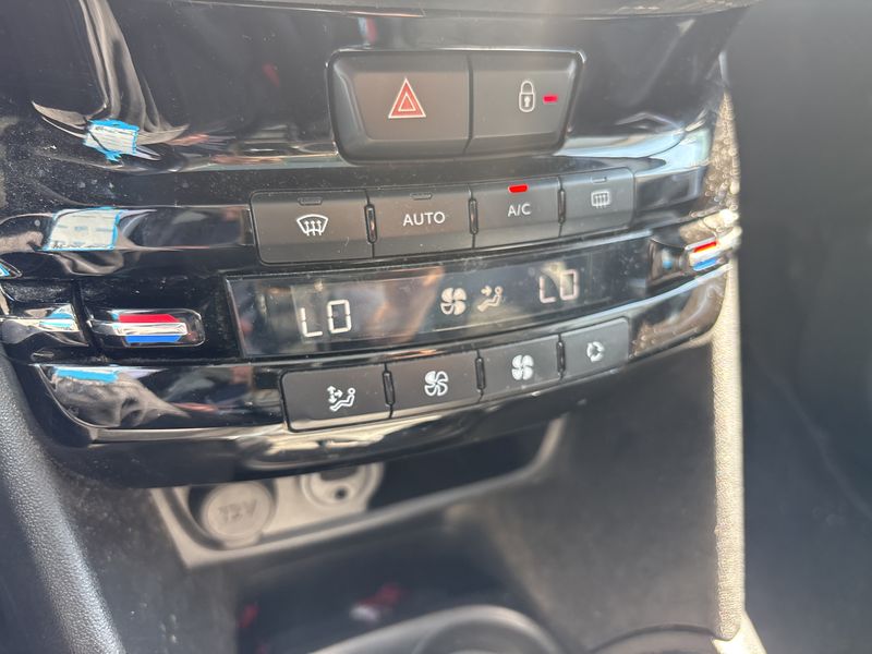 Peugeot 208 1.2 e-THP Féline 2016 – снимка 19