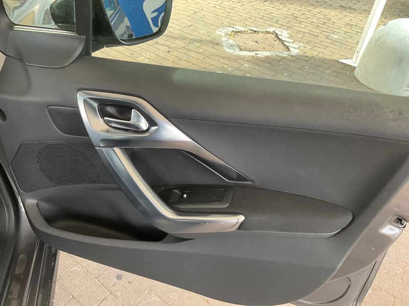 Peugeot 2008 1.5 Blue-HDi Allure 2018 – снимка 28