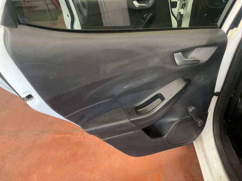Ford Fiesta 1.1 Business 2018 – снимка 27