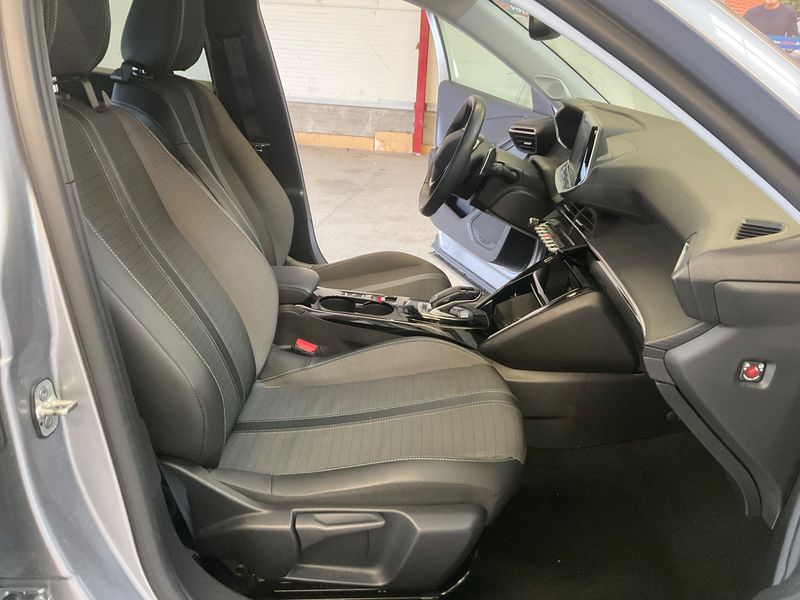 Peugeot 2008 1.2 PureTech Allure 2021 – снимка 16