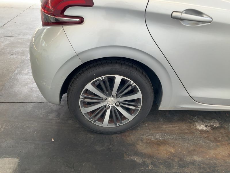 Peugeot 208 1.6 Blue-HDi Allure 2015 – снимка 9
