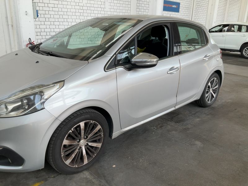 Peugeot 208 1.6 Blue-HDi Allure 2015 – снимка 2