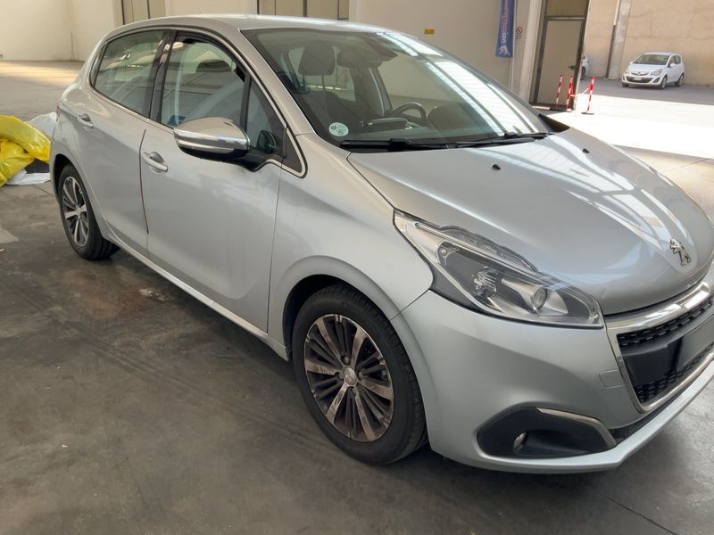 Peugeot 208 1.6 Blue-HDi Allure 2015 – снимка 12