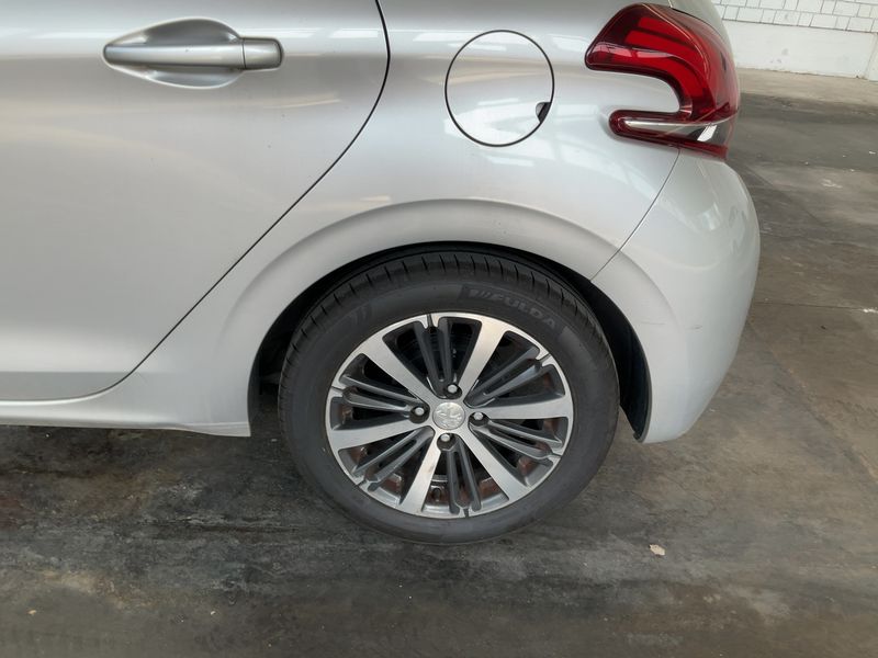 Peugeot 208 1.6 Blue-HDi Allure 2015 – снимка 5