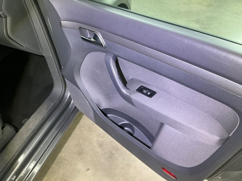Volkswagen Touran 2.0 TDI Comfortline 2010 – снимка 24