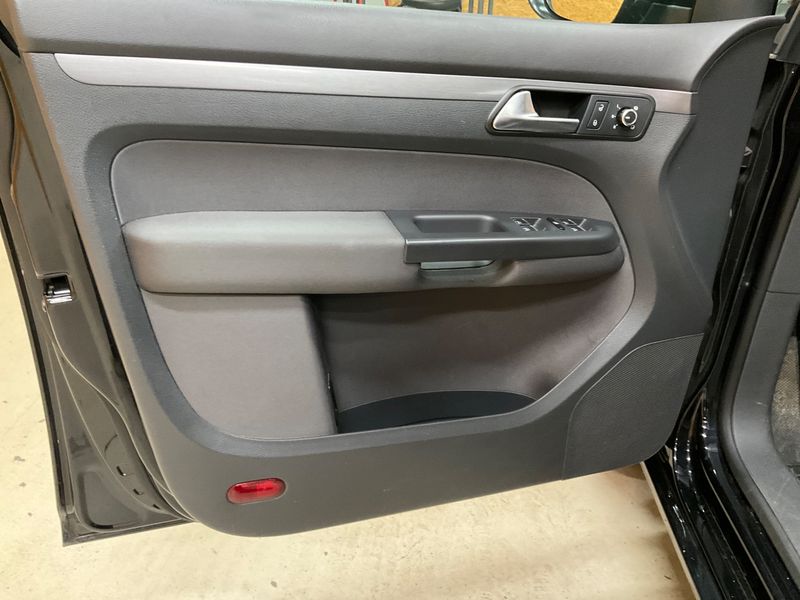 Volkswagen Touran 2.0 TDI Comfortline 2010 – снимка 37
