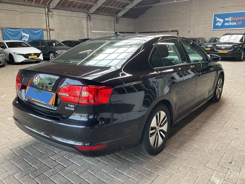 Volkswagen Jetta 1.2 TSI Comfortline BlueMotion Tech 2011 – снимка 2