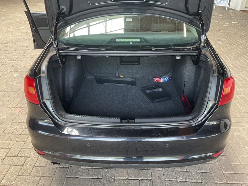 Volkswagen Jetta 1.2 TSI Comfortline BlueMotion Tech 2011 – снимка 26