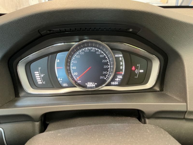 Volvo V60 2.0 D3 Momentum 2018 – снимка 19