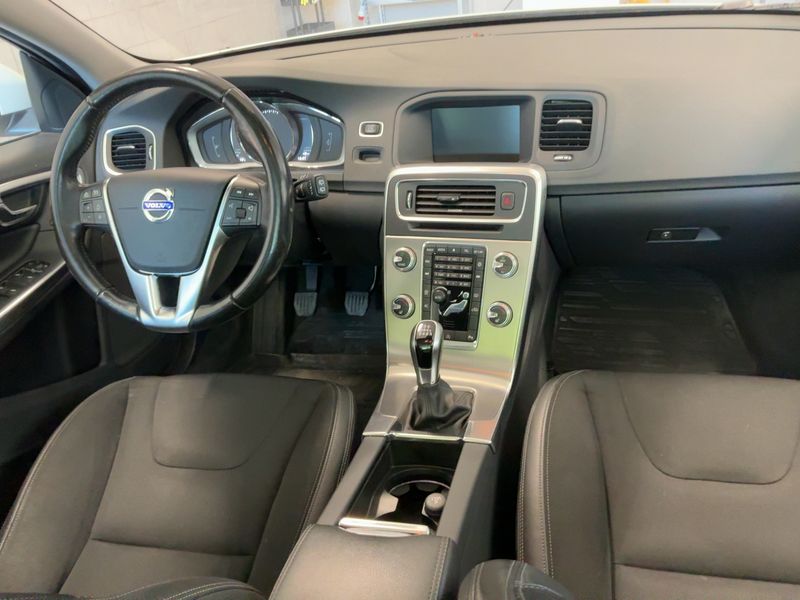 Volvo V60 2.0 D3 Momentum 2018 – снимка 18