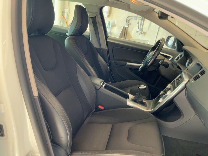Volvo V60 2.0 D3 Momentum 2018 – снимка 17