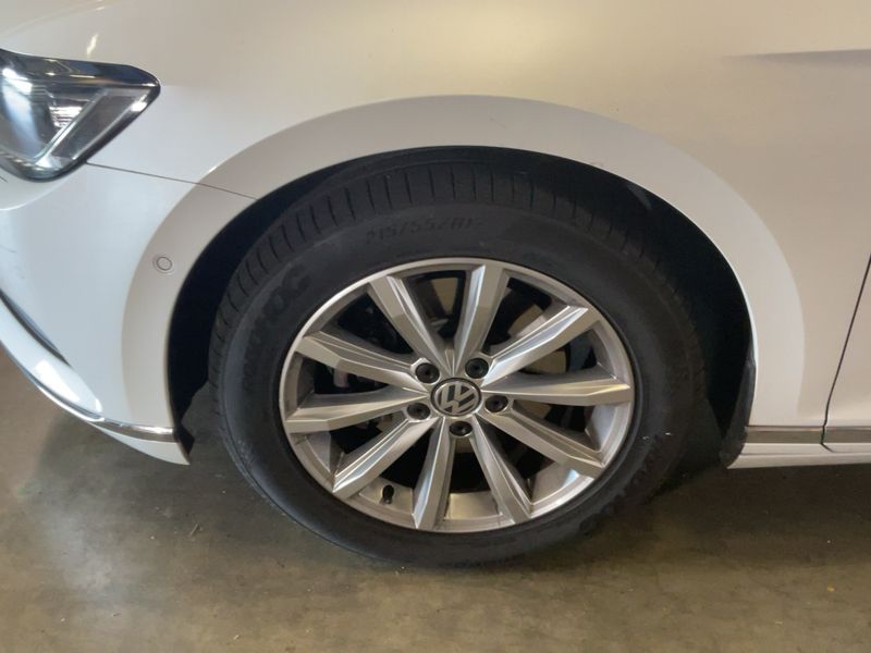 Volkswagen Passat 2.0 TDI Highline BlueMotion Tech 2017 – снимка 15