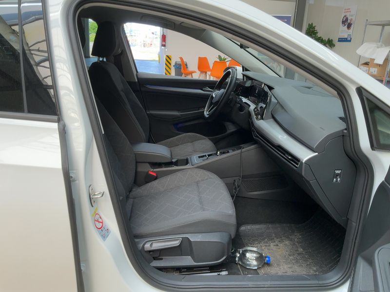 Volkswagen Golf VIII 2.0 TDI Life 2023 – снимка 16