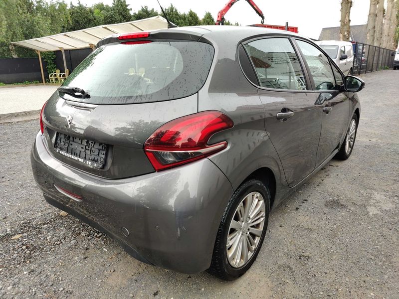 Peugeot 208 1.2 PureTech Signature 2018 – снимка 5