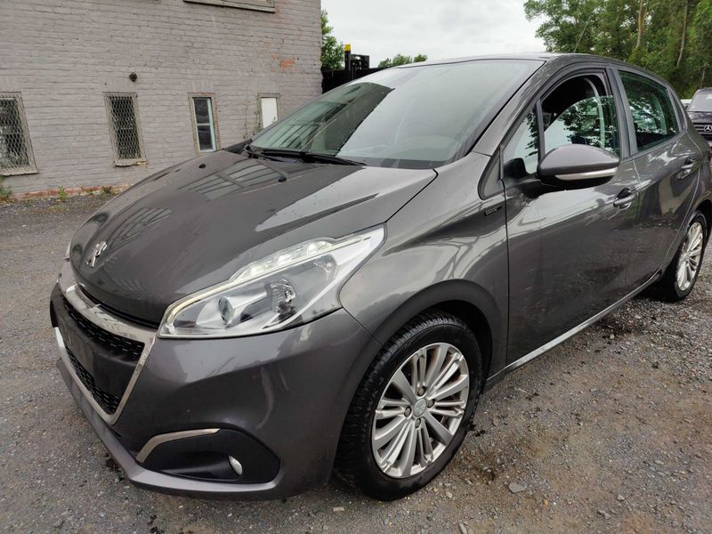 Peugeot 208 1.2 PureTech Signature 2018 – снимка 2