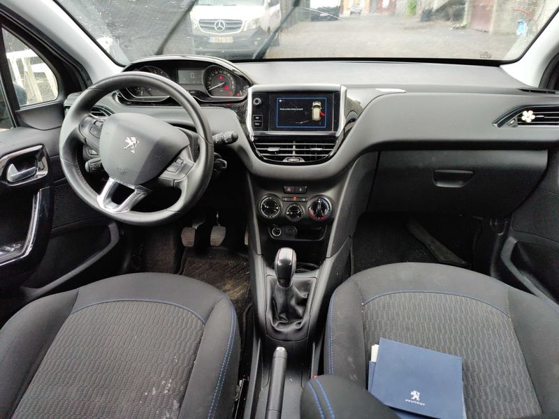 Peugeot 208 1.2 PureTech Signature 2018 – снимка 11