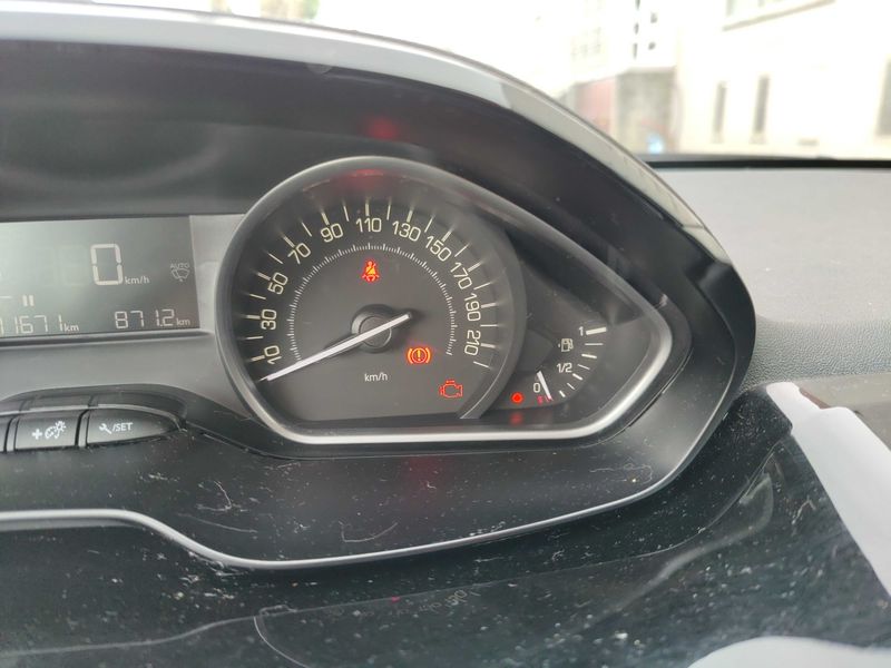 Peugeot 208 1.2 PureTech Signature 2018 – снимка 32