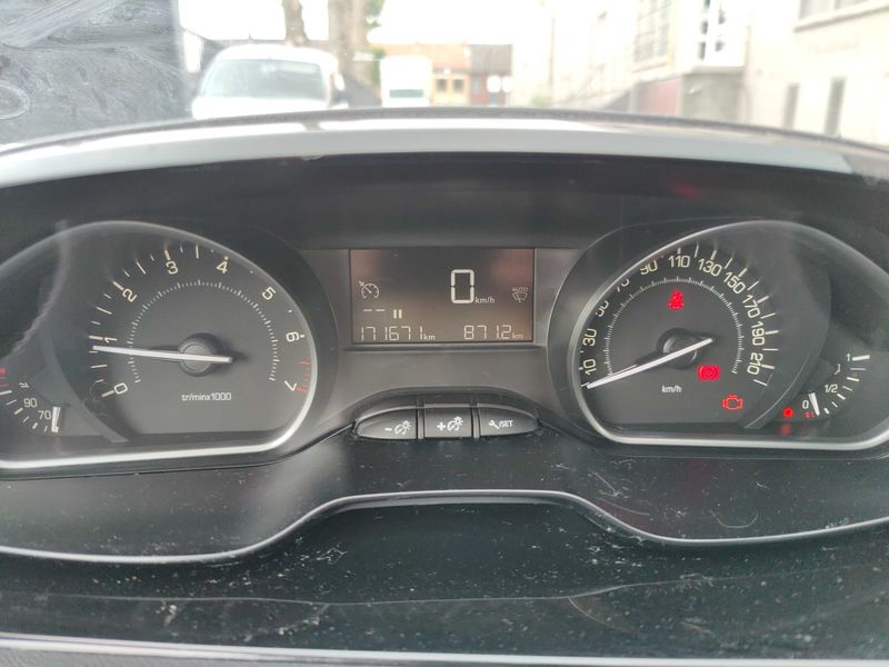 Peugeot 208 1.2 PureTech Signature 2018 – снимка 12