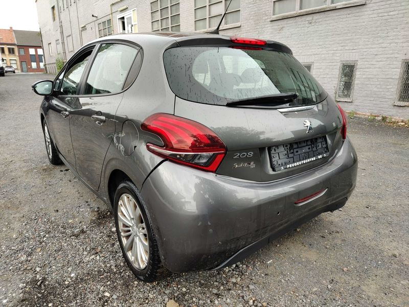 Peugeot 208 1.2 PureTech Signature 2018 – снимка 3