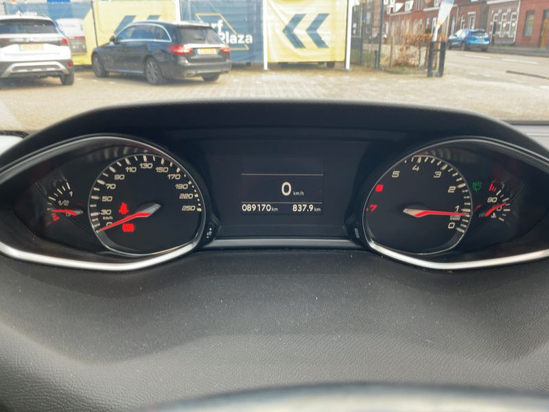 Peugeot 308 1.2 e-THP Allure 2017 – снимка 18