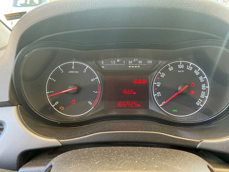 Opel Corsa 1.4 Expression 2016 – снимка 18