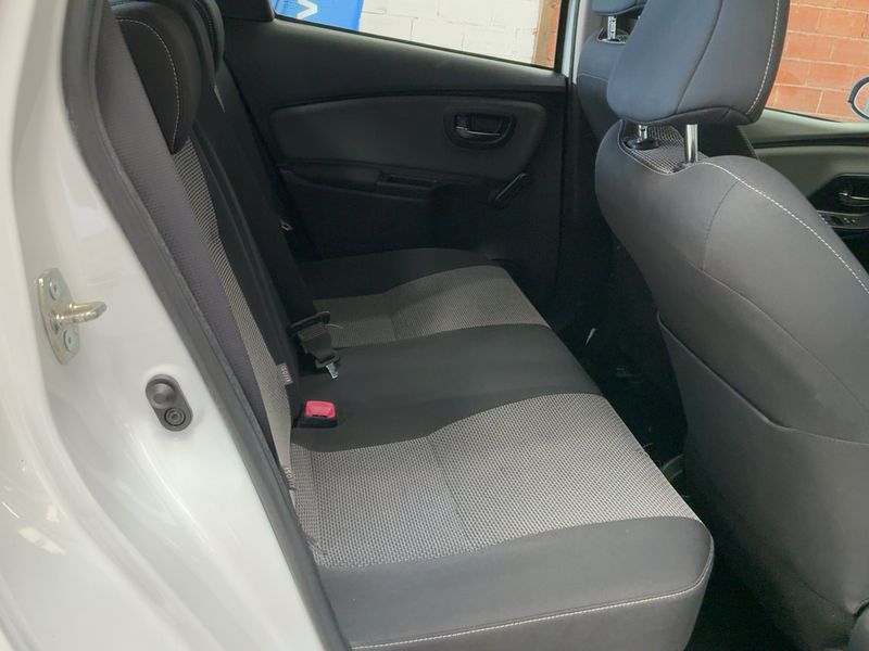 Toyota Yaris 1.5 Hybrid Dynamic 2015 – снимка 19