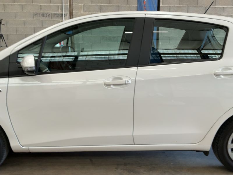 Toyota Yaris 1.5 Hybrid Dynamic 2015 – снимка 4